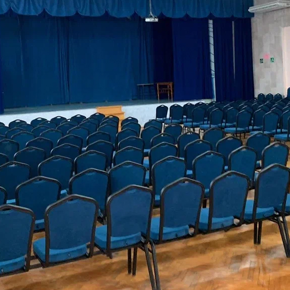 Секционные стулья в зале Секционные стулья в зале - фото